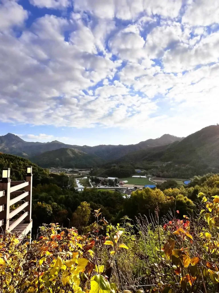 beautiful mountains and blue skys at a bus rest stop from Seoul to Sokcho