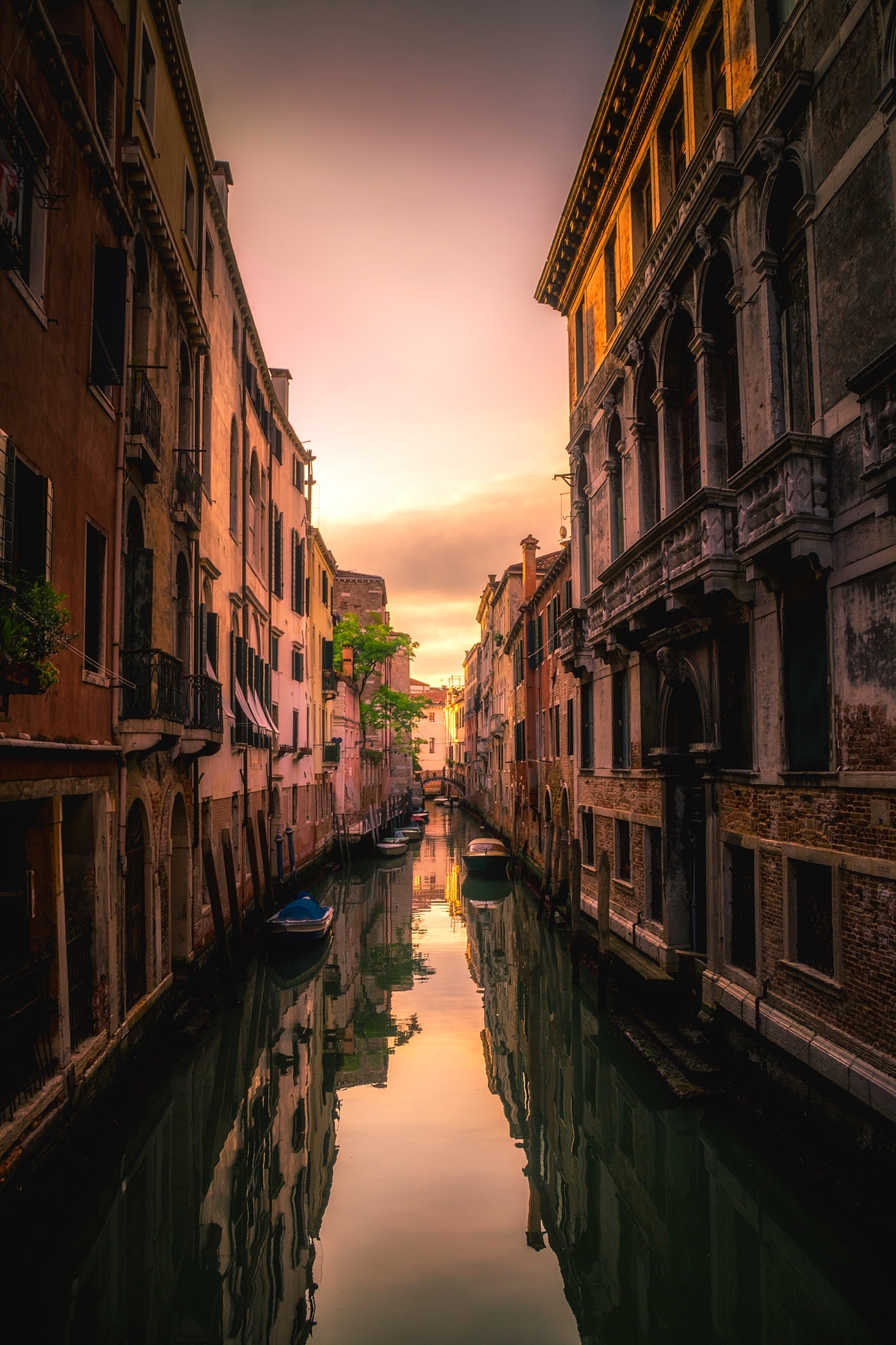 This image has an empty alt attribute; its file name is Venice-Canals-at-Sunset.jpg